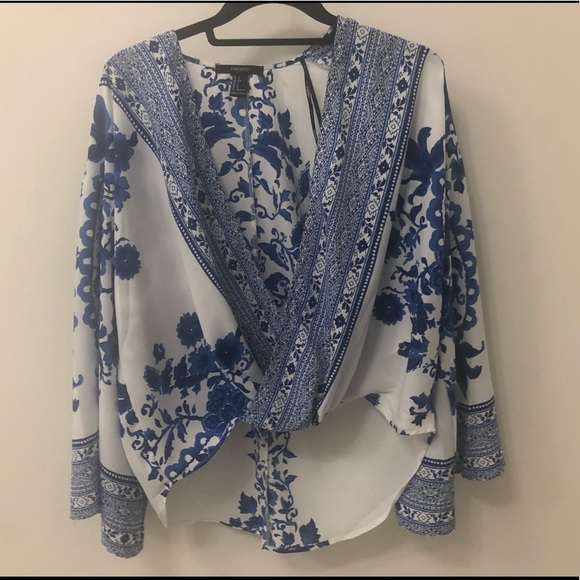 Forever 21 Tops - bell sleeve flowy blouse
